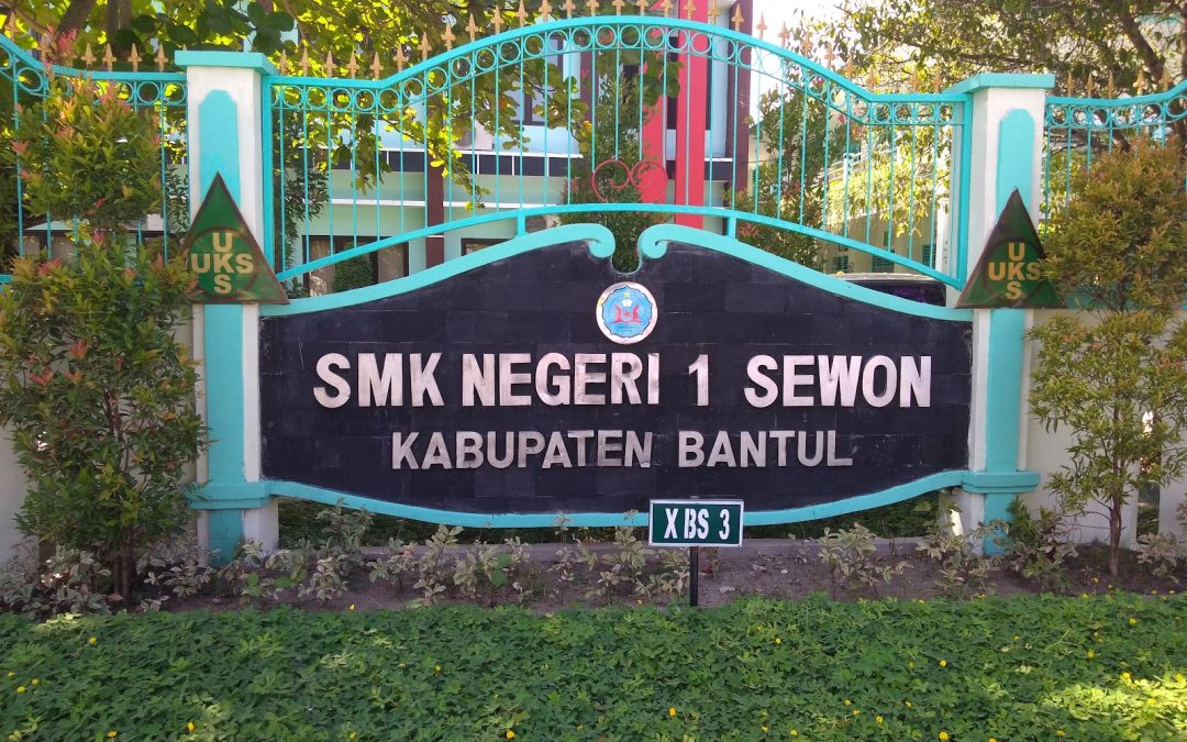 Kegiatan Bersih Pantai dan penanaman pohon