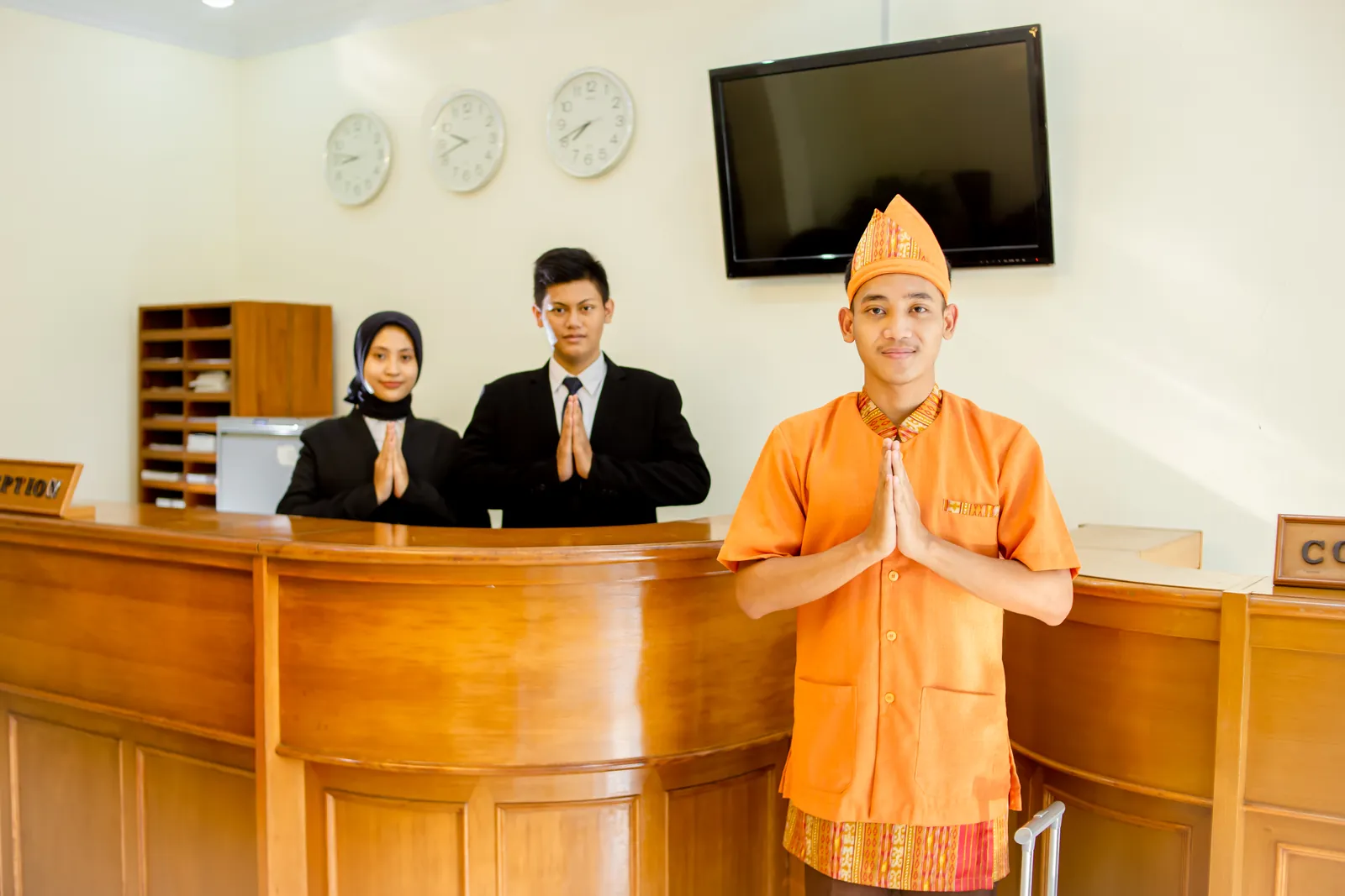 bkk-hero-resepsionis Siswa Jurusan Perhotelan berseragam bersiap melayani tamu di meja resepsionis