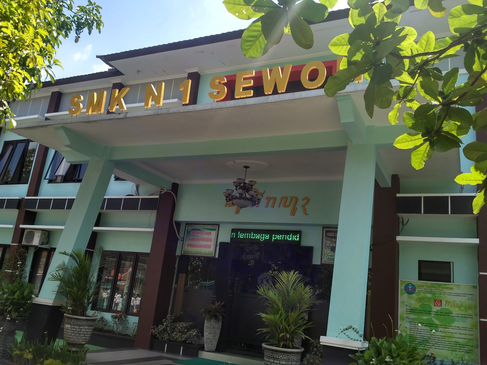 Pintu masuk gedung SMK Negeri 1 Sewon