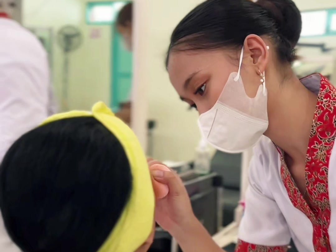 Siswa SMKN 1 Sewon praktik kecantikan dan spa