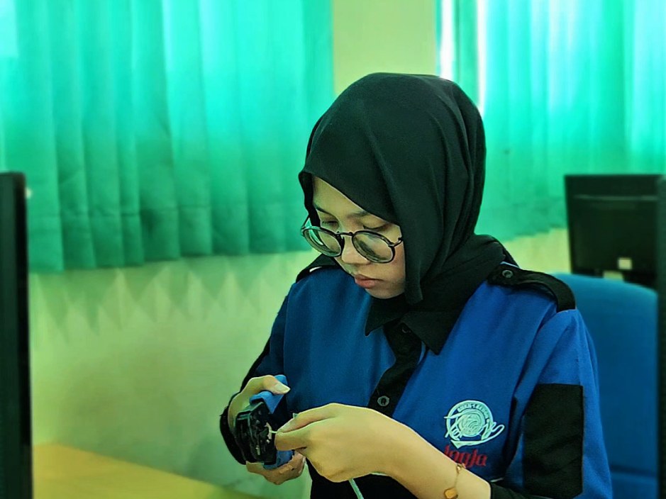 Siswa SMKN 1 Sewon praktik jaringan TJKT